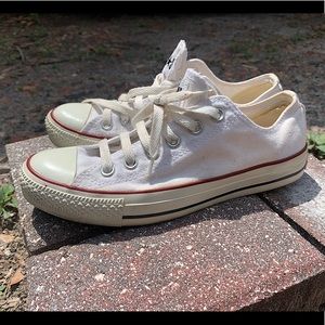 White converse lo-tops